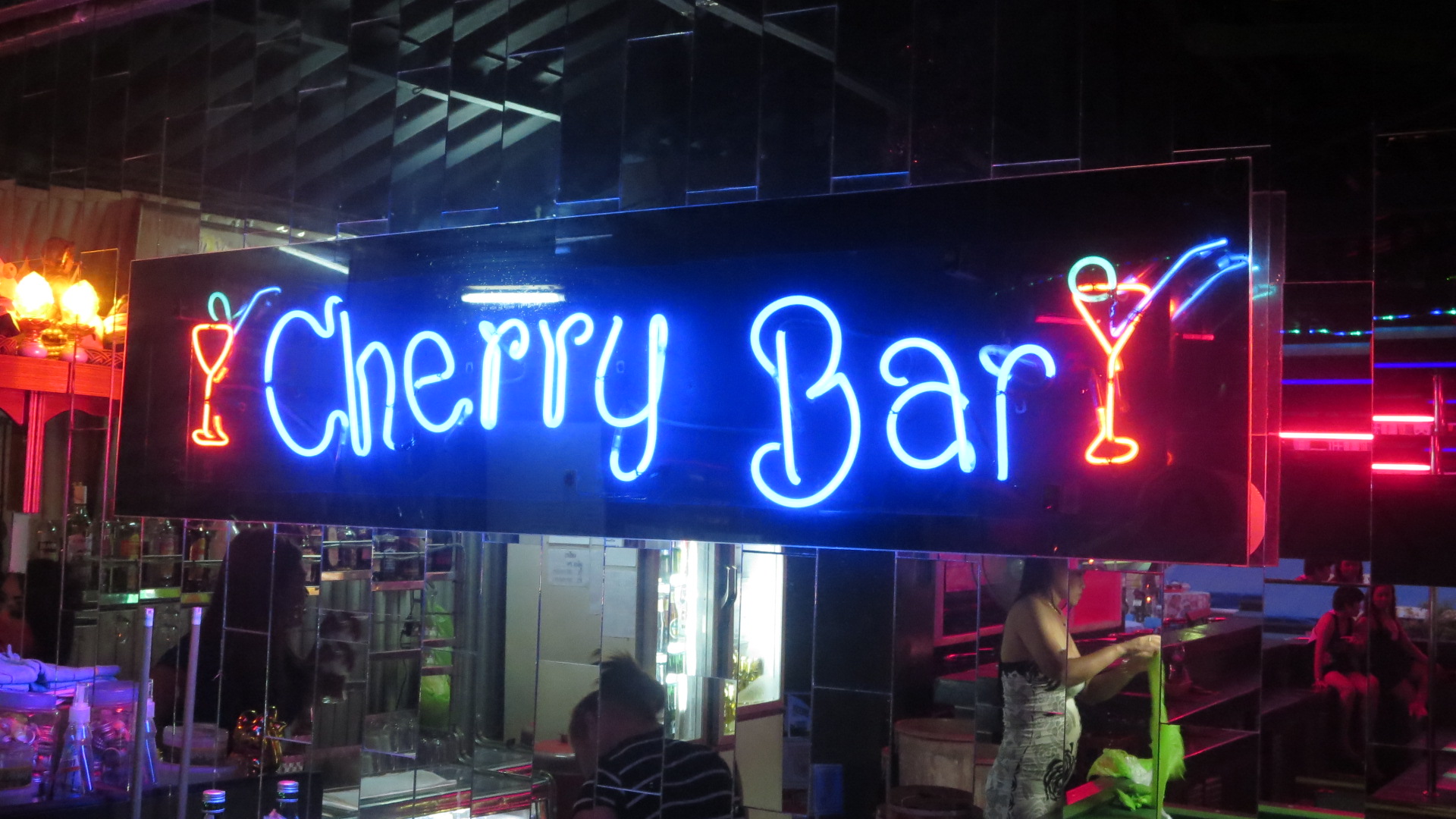 Cherry-Bar-Pattaya,sexy-girls