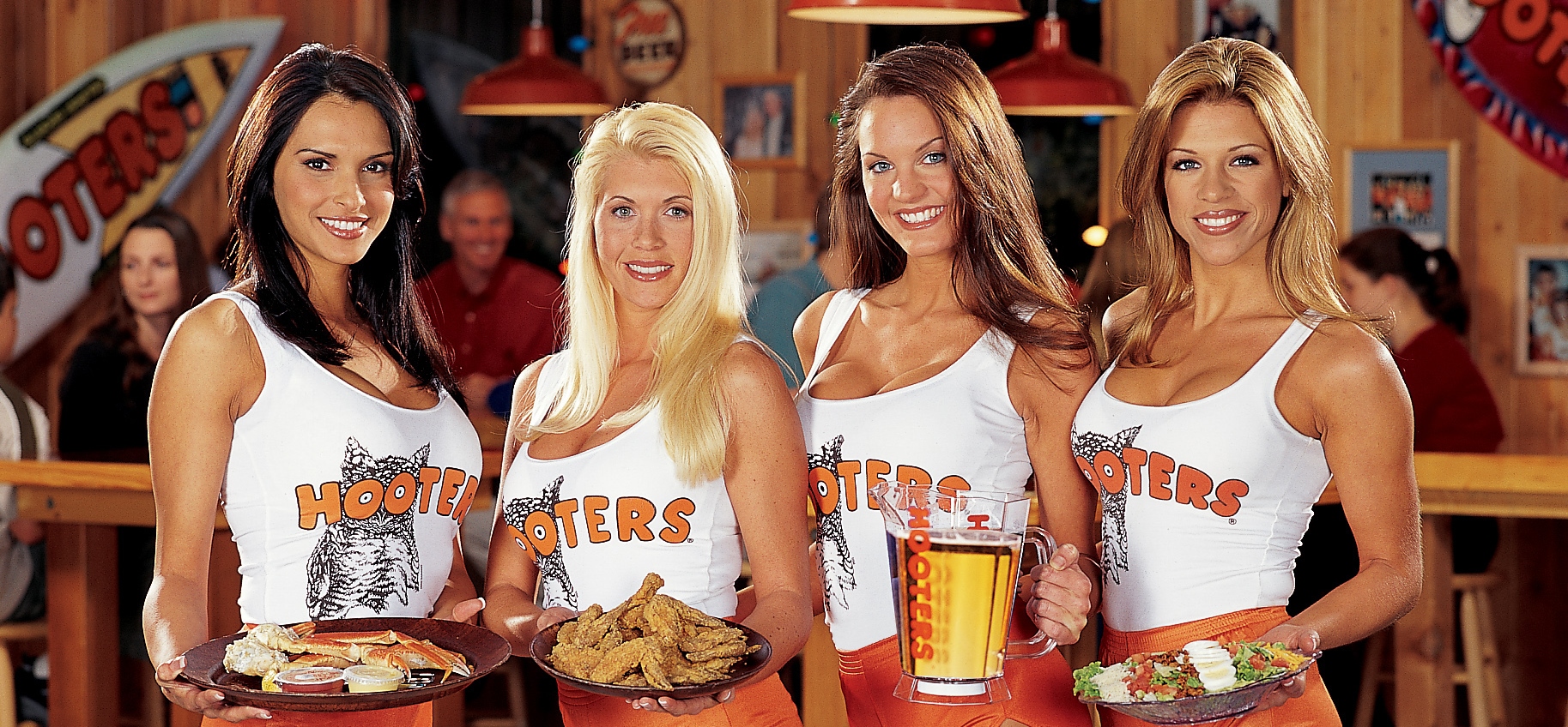 Hooters-sexy-boobs-bikinis-babes