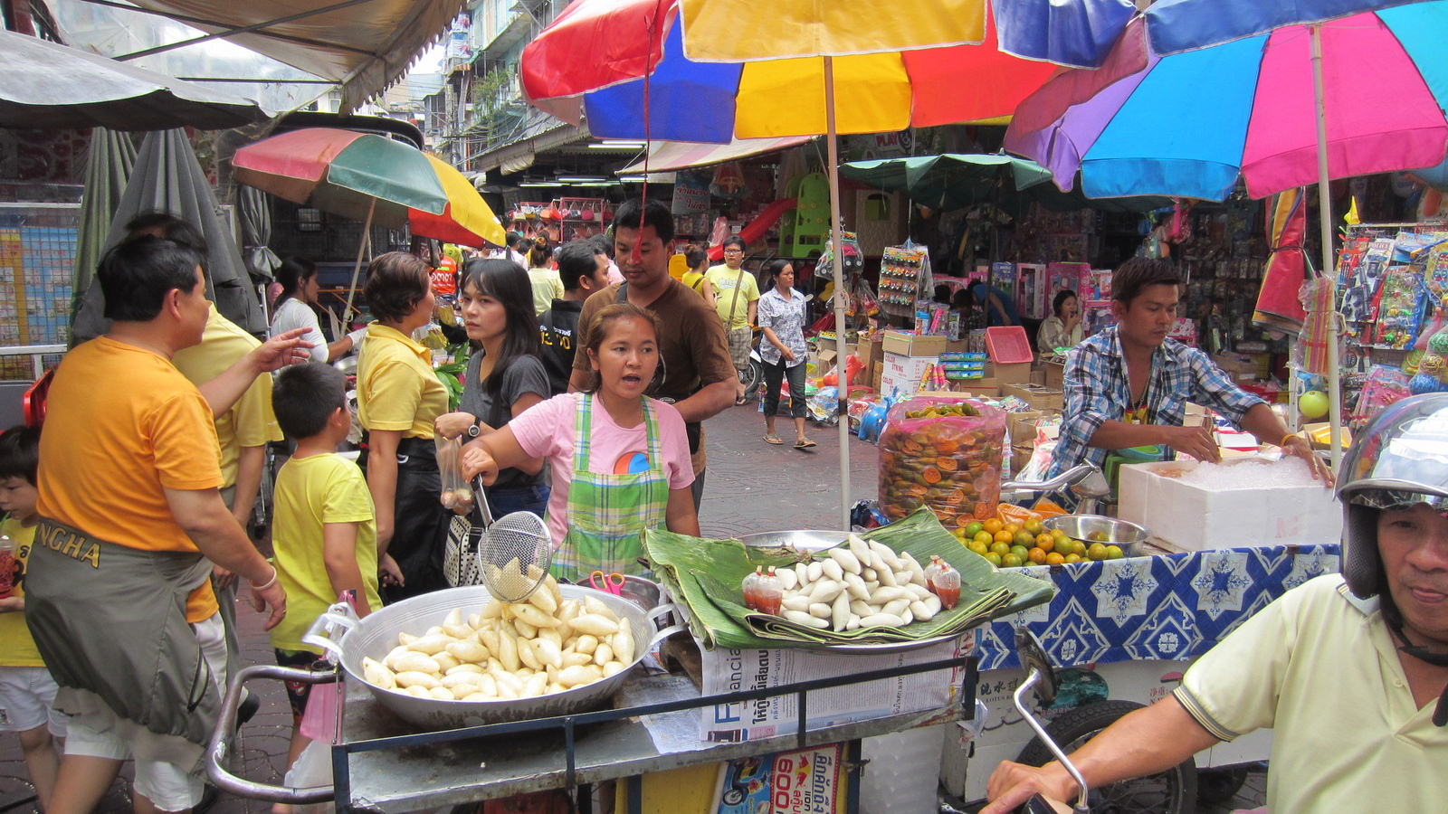 Thailand-street-vendors-sell-everything