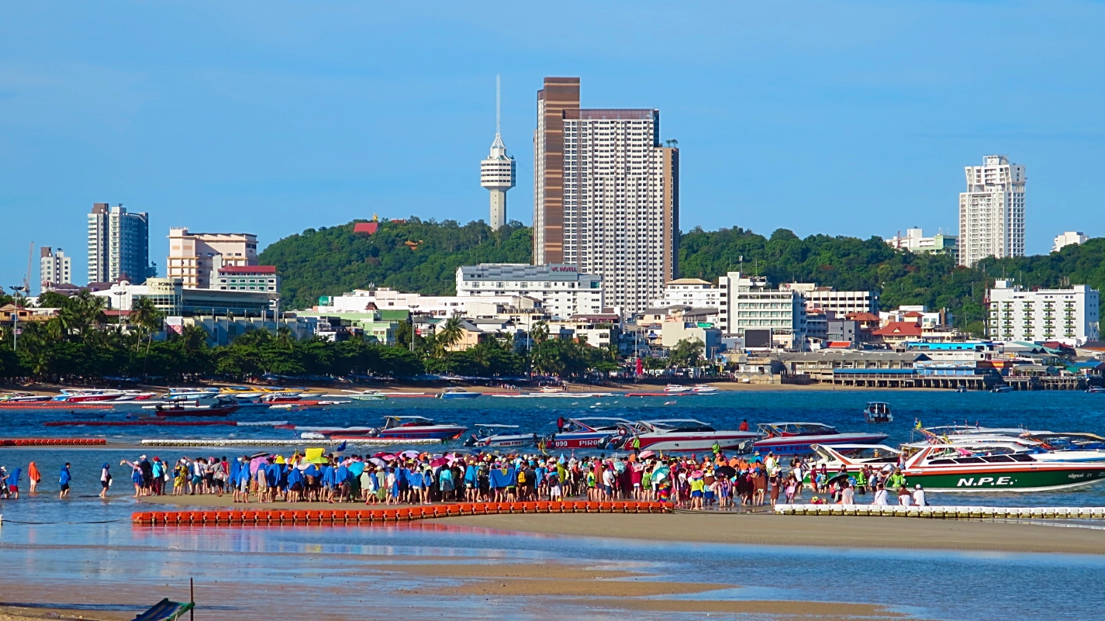 Chinese-tourists-Pattaya-beach