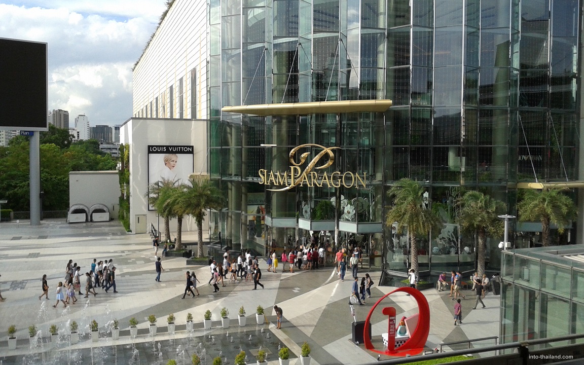 BANGKOK, THAILAND - OCT 11th: Louis Vuitton store in Siam Parago