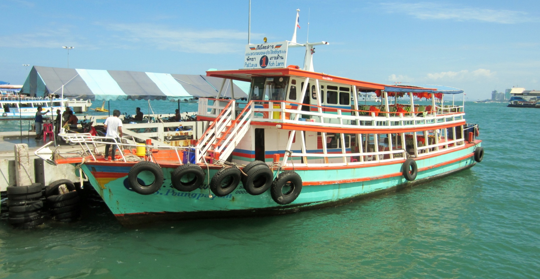 Many-wonderful-boats-Pattaya-Bay-Thailand