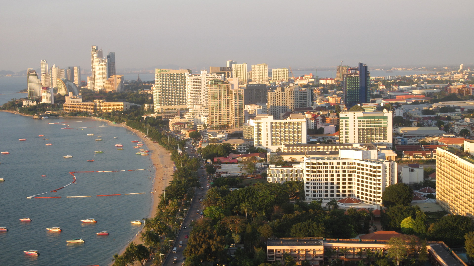 Hilton-Pattaya-spectacular-Sky-Bar