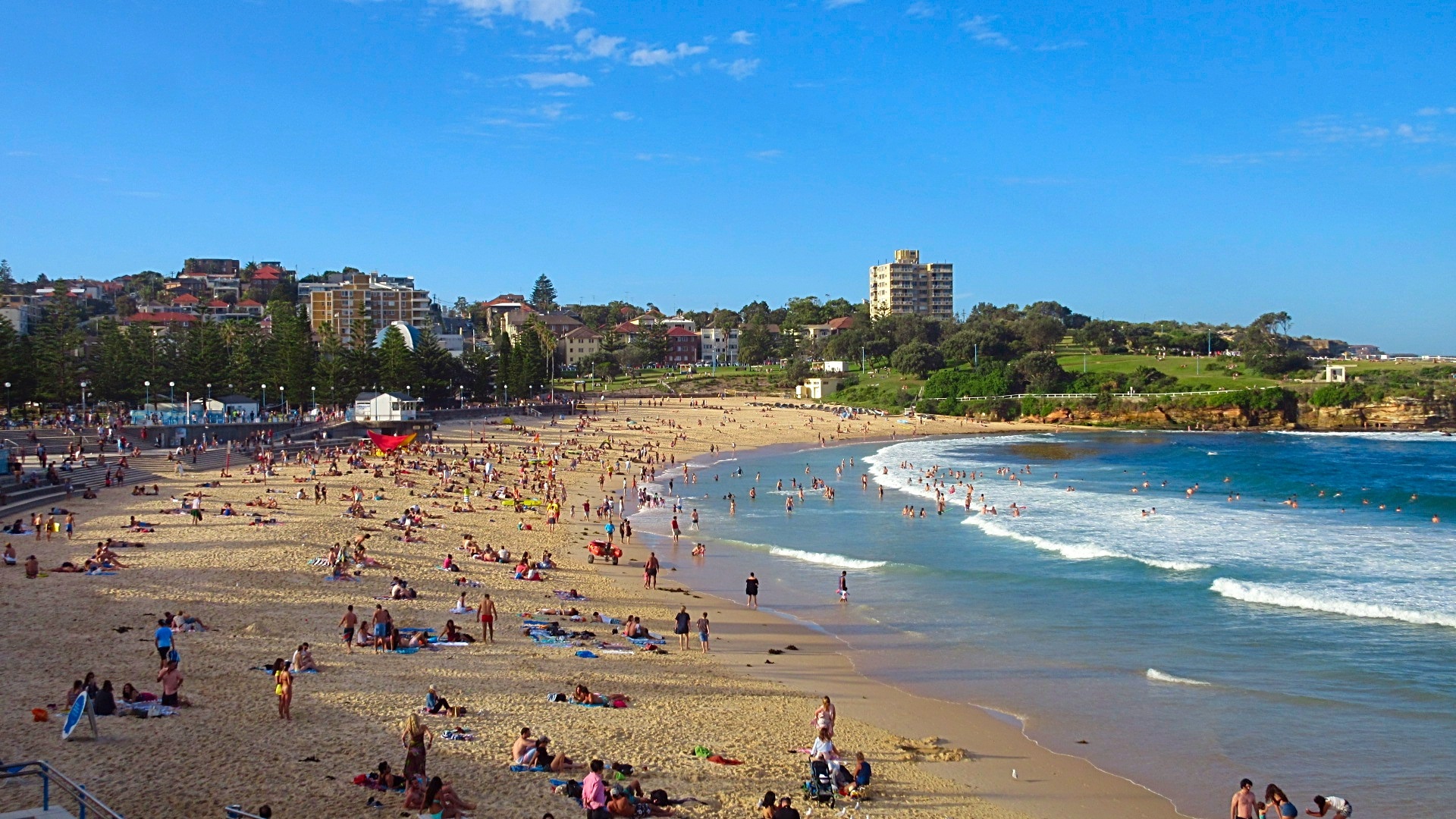 Busy-Chaotic-Coogee-Beach-Sydney-Australis-bikini-babes-sexy-surf-sand-ocean-hotels-pubs-food-restaurants