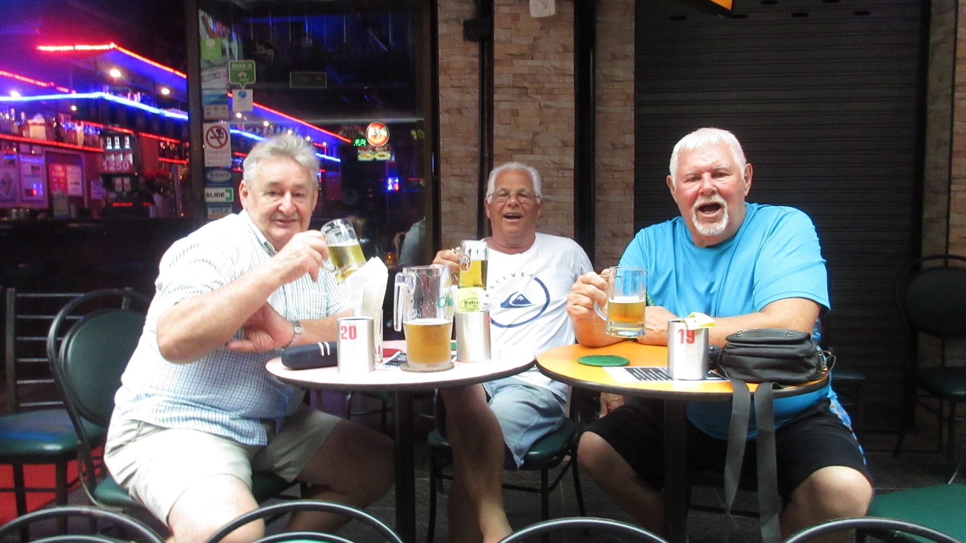 Three-Aussies-Bangkok-Feeding-Frenzy