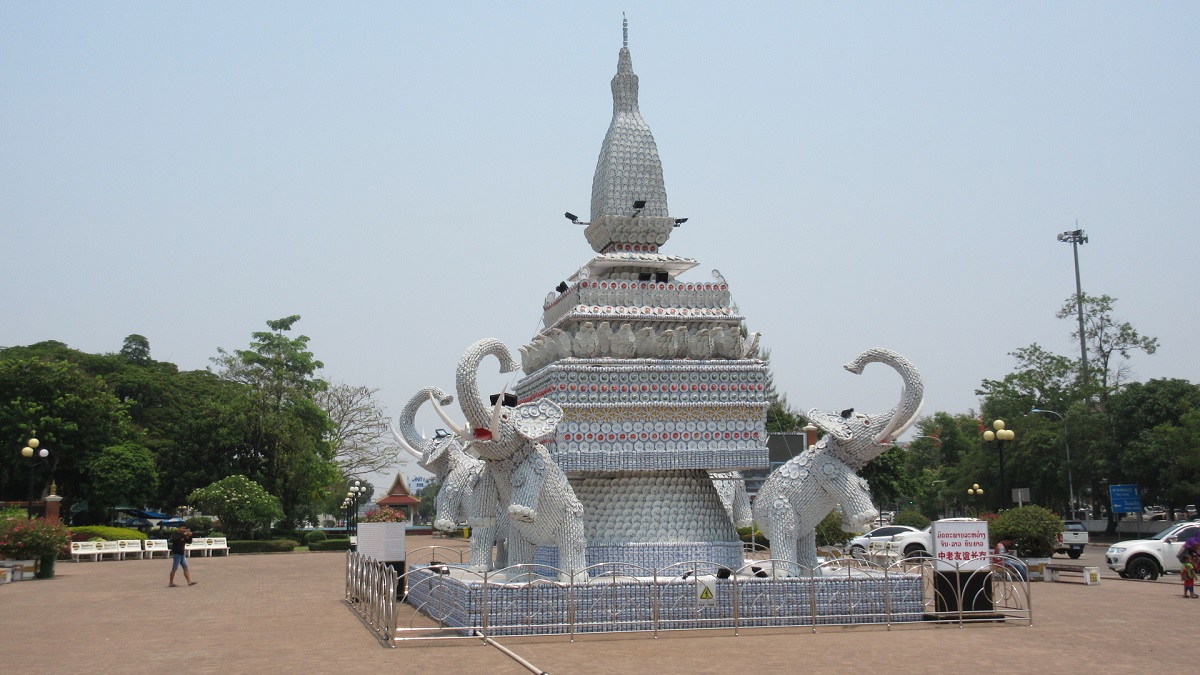 Taxi-tour-discovering-Vientiane
