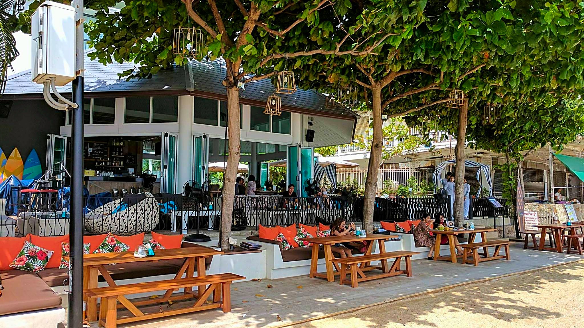 Beachfront-restaurant-Pattaya
